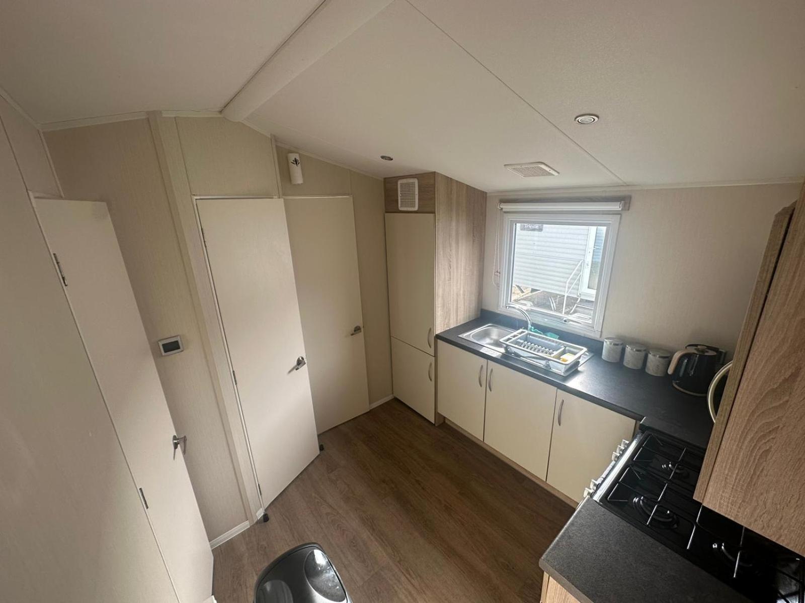 4 Bed 10 Berth Caravan Seawick Holiday home *
